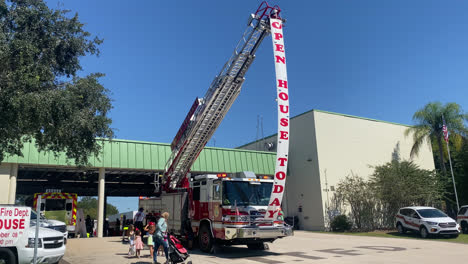 Exhibición-Pública-Al-Aire-Libre-De-Puertas-Abiertas-Presentación-De-Un-Camión-De-Bomberos-En-La-Estación-De-Bomberos-De-Temple-Terrace-Florida,-Los-Visitantes-Son-Bienvenidos-Con-Una-Pancarta