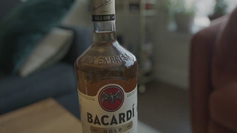 Amplia-Inclinación-Hacia-Abajo-De-Una-Botella-De-Ron-Bacardi-Gold