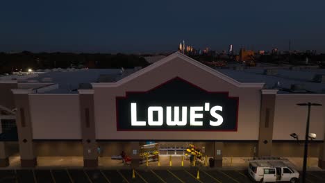 Tienda-Minorista-De-Hardware-Lowe&#39;s-Big-Box-En-La-Noche