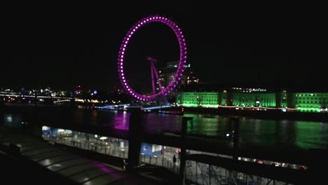 Muelle-Del-Milenio-De-Westminster-En-La-Noche,-Londres,-Reino-Unido