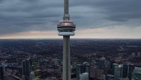 Vista-Aérea-Alrededor-De-La-Torre-Cn,-Sombría-Tarde-De-Otoño-En-Toronto,-Canadá---órbita,-Disparo-De-Drones