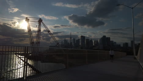 Am-Späten-Nachmittag-Breite-Aufnahme-Von-Der-Neuen-Kirschstraßen-südbrücke-Mit-Fußgängerüberweg-Und-Großem-Kran-Und-Der-Skyline-Von-Toronto-In-Der-Ferne