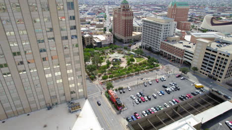 Drone-Volando-Lateralmente-Revelando-El-área-Del-Centro-Urbano-Con-La-Plaza-Del-Pueblo-Y-Los-Edificios-Del-Centro-En-El-Paso-Tx