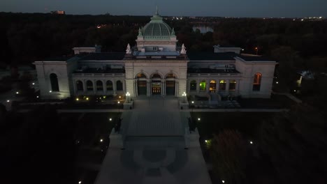 Memorial-Hall-at-night-in-Fairmount-Park,-West-Philadelphia