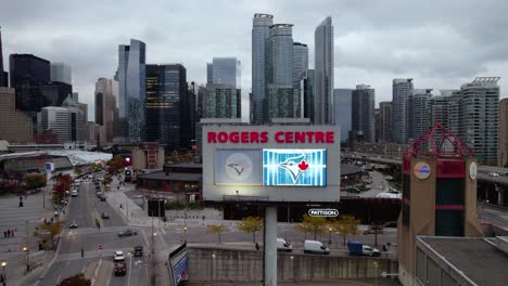 Vista-Aérea-Lejos-Del-Letrero-Del-Centro-De-Rogers-En-Toronto-Nublado,-Canadá---Retroceder,-Disparo-De-Drones