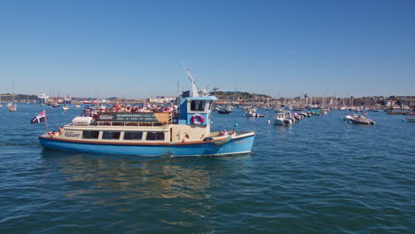 Los-Pasajeros-Del-Ferry-En-El-Crucero-Por-El-Río-Fal-Durante-La-Celebración-De-La-Semana-De-Falmouth-En-Cornualles,-Reino-Unido