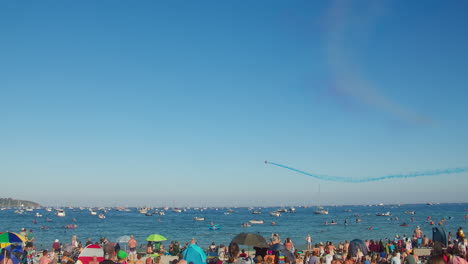 Multitud-De-Personas-Viendo-Flechas-Rojas-Sobre-Cornualles-Durante-El-Evento-De-La-Semana-De-Falmouth-En-Inglaterra