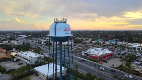 Jacksonville-Beach-Fl-Water-Tower-Y-A1a-Al-Atardecer-Mirando-Al-Sur---órbita-Aérea-Derecha