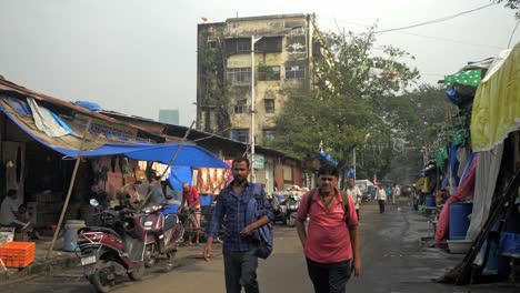 Toma-Estática-De-Personas-Caminando-Por-Las-Calles-De-La-Comunidad-Islámica-De-Wadala-Cerca-De-La-Estación-De-Tren