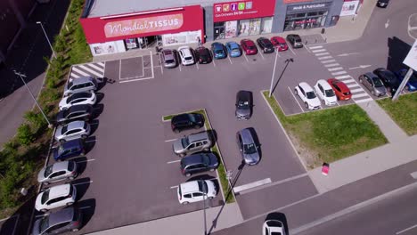 Cars-queued-up-waiting-to-pull-out-of-the-car-park-overhead-Aerial