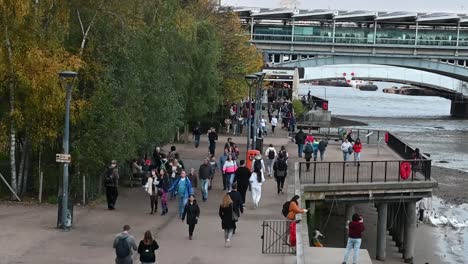 Spaziergang-Entlang-Der-Themse-An-Der-Tate-Modern-Vorbei