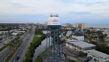 Jacksonville-Beach-Fl-Wasserturm-Und-A1a-In-Der-Dämmerung---Luftumkreisung-Rechts