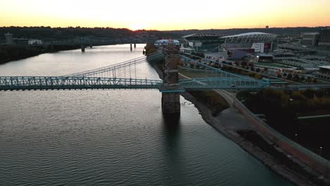 Vista-Aérea-Alrededor-Del-Puente-Roebling,-Puesta-De-Sol-En-Cincinnati,-Ohio,-Ee.uu.---Dando-Vueltas,-Disparo-De-Drones