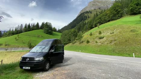 Wohnmobil-Geparkt-An-Der-Seite-Einer-Alpenstraße-In-Den-Alpen