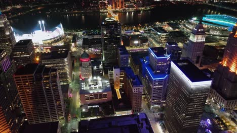 Vista-Aérea-Con-Vistas-Al-Paisaje-Urbano-Nocturno-Iluminado-Del-Centro-De-Cincinnati,-Durante-El-Parpadeo-Del-Festival-De-Las-Luces-Y-Las-Artes-En-Ohio,-Ee.uu.---Inclinación,-Disparo-De-Drones