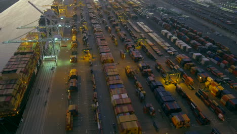 Volar-Sobre-La-Terminal-De-Contenedores-En-El-Puerto-De-Oakland-En-California-Al-Atardecer