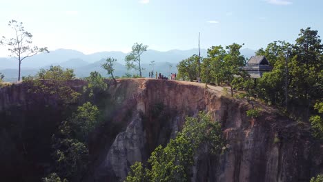 Touristen-über-Der-Schlucht-In-Pai,-Thailand