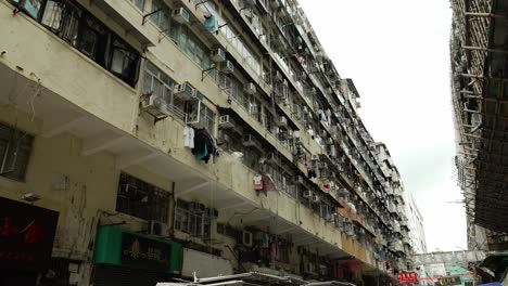 The-atmosphere-of-narrow-alleys-and-shabby-buildings-in-Hong-Kong