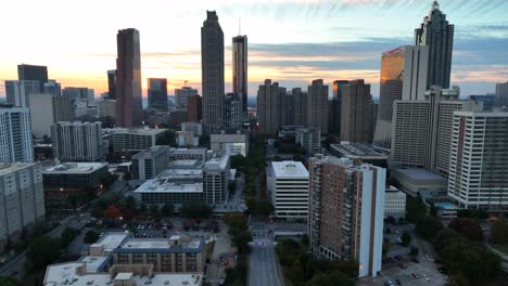 Rückzug-Aus-Der-Luft-Enthüllt-Die-Skyline-Von-Atlanta,-Georgia