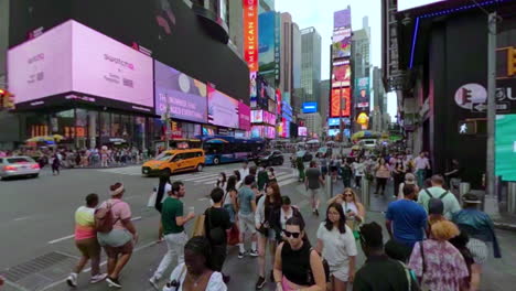 Las-Concurridas-Calles-De-Manhattan---Acercándose-A-La-Plaza-De-Tiempos-En-Nueva-York