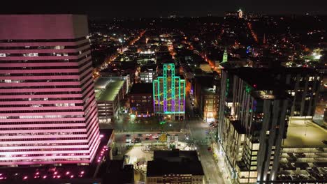 Edificio-Iluminado-Con-Una-Obra-De-Arte-Colorida,-En-El-Festival-De-Parpadeo-En-Cincinnati,-Ohio,-Ee.uu.---Vista-Aérea