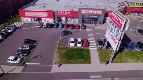 Coche-Tirando-Hacia-El-Centro-Comercial-Al-Aire-Libre-Y-Estacionándose-En-El-Lote,-Wittenheim,-Alsacia,-Francia