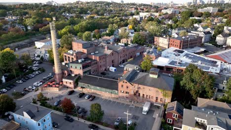 Antenne-über-Der-Brauerei-Sam-Adams-In-Boston,-Massachusetts