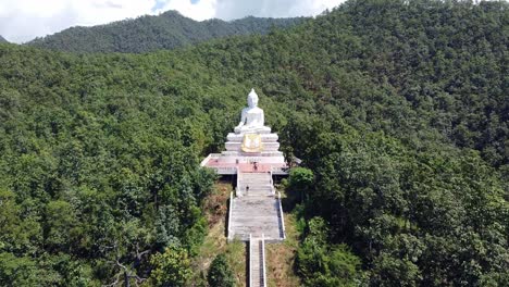 El-Gran-Buda-Blanco-En-Pai,-Tailandia