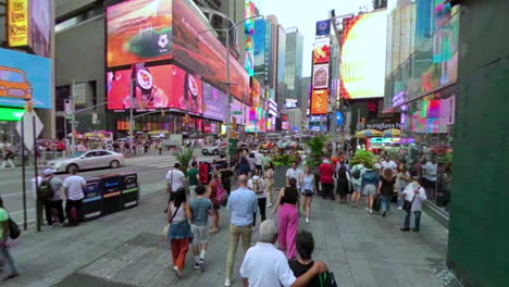 Acercándose-Al-Times-Square-A-Través-De-Las-Concurridas-Calles-De-Manhattan