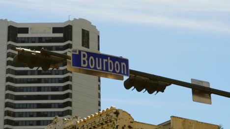 Cartel-De-La-Calle-Bourbon-Nueva-Orleans-Día-Del-Barrio-Francés-Cielo-Azul