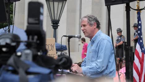 Ohio-Senator-Sherrod-Brown-Spricht-Bei-Einer-Pro-choice-kundgebung-Im-Ohio-Statehouse-Am-26.-Juni-2022