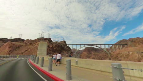 Conducir-Sobre-La-Icónica-Represa-Hoover-Vista-Desde-Un-Cabriolet-Con-Un-Puente-Al-Fondo