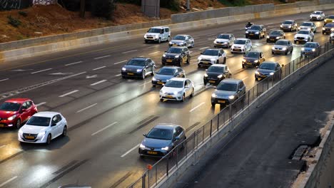 Concurrida-Autopista-De-Varios-Carriles-Con-Coches-En-Líneas-De-Movimiento-Lento,-Vista-Frontal