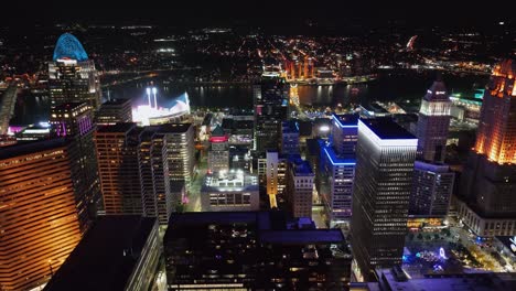 Vista-Aérea-Del-Colorido-Centro-De-Cincinnati,-Noche-En-Estados-Unidos---Seguimiento,-Disparo-De-Drone