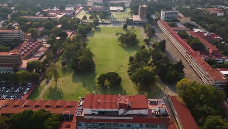 Hyperlapse-drohnenansicht-Des-Zentralen-Campus-Von-Unam,-Mexiko-stadt,-25.-Oktober-2022