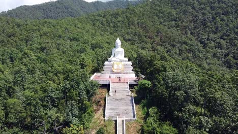 Acercamiento-Aéreo-Del-Gran-Buda-Blanco-En-Medio-De-La-Cordillera-En-Pai,-Tailandia