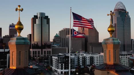 Sonnendurchflutete-Us--Und-Ohio-flagge-Auf-Der-Roebling-brücke-In-Cincinnati,-Usa---Umlaufbahn,-Luftbild