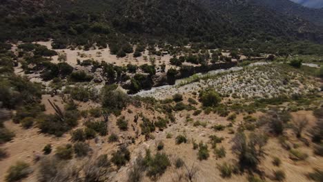 Montañas-Rocosas-Con-Vegetación-Arbustiva-En-El-Cañón-Del-Maipo-En-Chile,-Tiro-Aéreo-Fpv