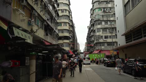 The-atmosphere-of-people-passing-by-on-the-market-street