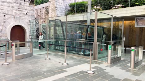 Touristen-Verlassen-Die-Standseilbahn-Der-Burg-Von-Ljubljana-In-Ljubljana,-Slowenien