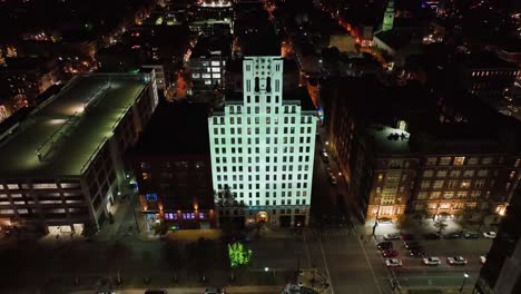 Vista-Aérea-Lejos-De-Un-Edificio-Iluminado-En-El-Centro-De-Cincinnati,-Festival-De-Parpadeo-En-Ohio,-Ee.uu.---Retroceso,-Disparo-De-Drones