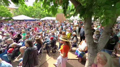 Audiencia-Llena-De-Gente-En-La-Feria-De-La-Ciudad-En-Santa-Fe