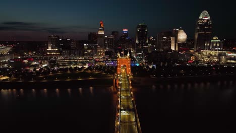 Vista-Aérea-Sobre-El-Puente-Roebling,-Hacia-La-Ciudad-De-Cincinnati,-Noche-En-Ohio,-Estados-Unidos