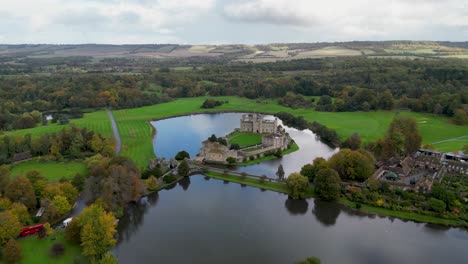 Leeds-Castle-Drohnenschuss-Zieht-Sich-Zurück,-Um-Die-Umliegende-Landschaft-Zu-Enthüllen