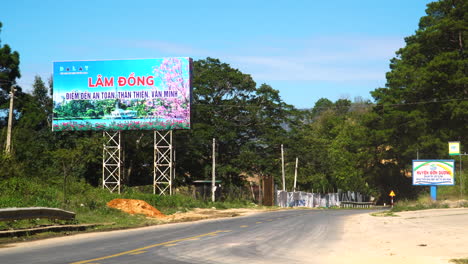 Toma-Estática-De-Bienvenida-A-La-Señal-De-Entrada-De-La-Provincia-De-Lam-Dong-En-El-Destino-Turístico-Del-Sur-De-Vietnam-Con-Un-Paso-De-Camión