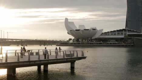 Blick-Auf-Das-Artscience-Museum-Mit-Singapur-City-Downtown-Central-District-Und-Highway-Bridge-Bei-Sonnenuntergang-Bis-Nacht-Mit-Vielen-Wolkenkratzern-Finanzgebäuden-Am-Frühen-Morgen-Des-Sonnenaufgangs