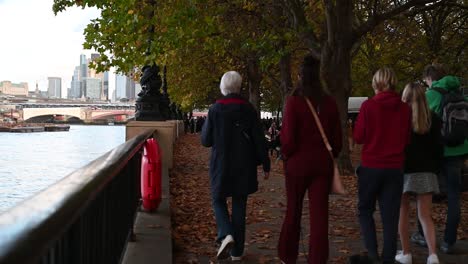 Strolling-along-Southbank-towards-Blackfriars-Bride-and-the-City-of-London,-United-Kingdom