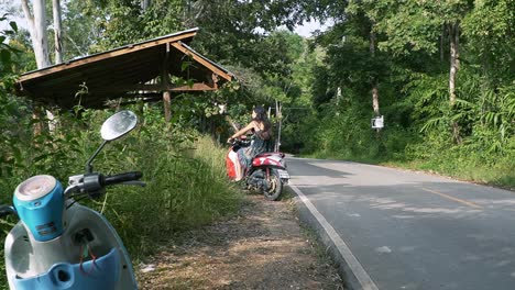 Eine-Pause-Von-Einer-Rollerfahrt-In-Den-Bergen-Nordthailands