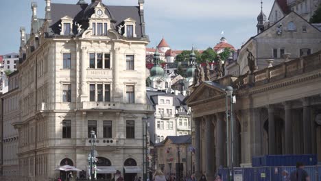 Mill-Colonnade-in-Karlovy-Vary-or-Carlsbad,-walking-people,-panning-up-view