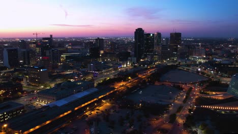 Drohnen-Hyperlapse-Mit-Blick-Auf-Das-Beleuchtete-Stadtzentrum-Von-Winnipeg,-Abenddämmerung-In-Kanada